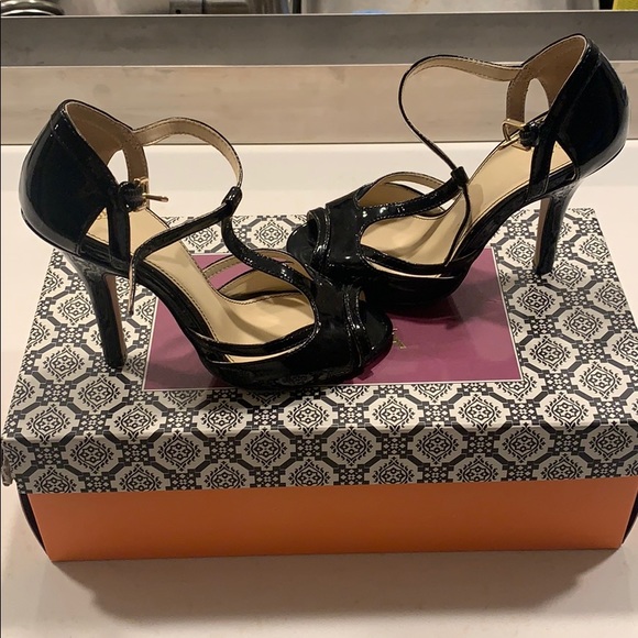 Like new black patent leather heels - Picture 2 of 4